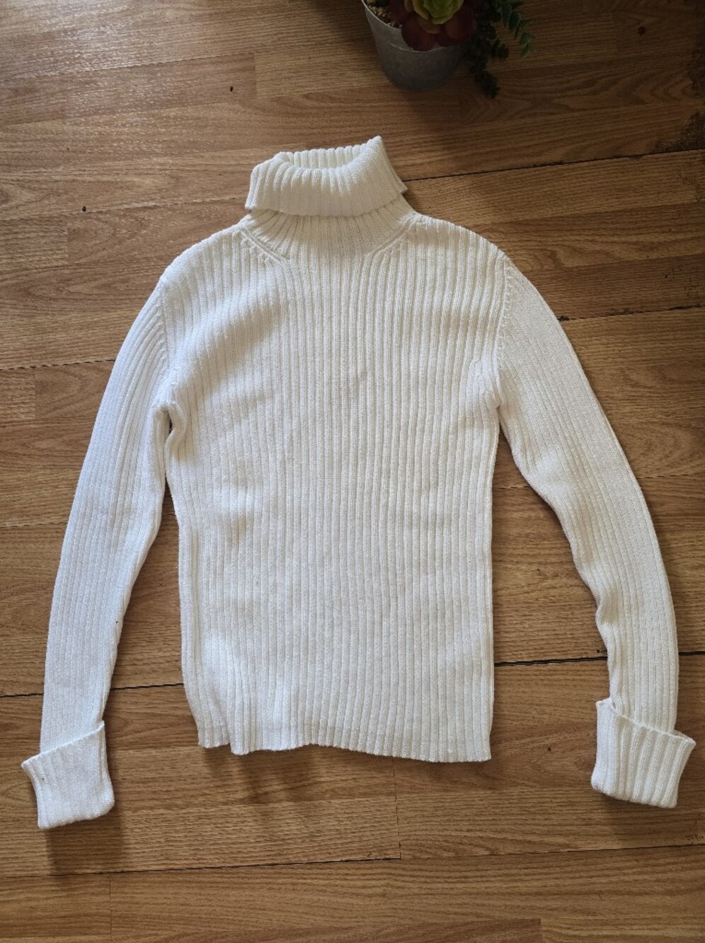 Gap women’s Turtle Neck Brush Turtle Snowcap Sweater Tag In Beige, Size Medium.